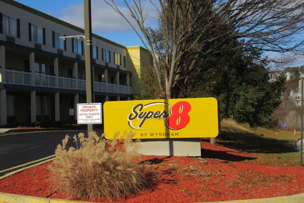 Super 8 by Wyndham New Cumberland Main image 1